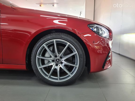 Mercedes-Benz E300 AMG V1 2022 - Màu đỏ, siêu lướt chính hãng