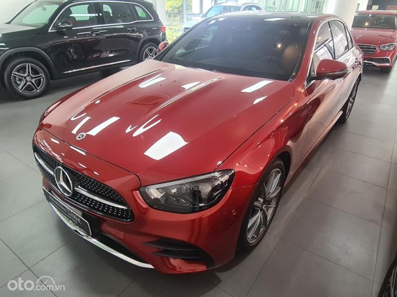 Mercedes-Benz E300 AMG V1 2022 - Màu đỏ, siêu lướt chính hãng