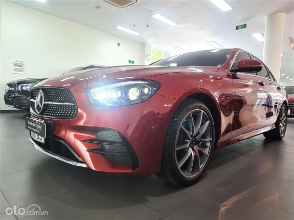 Mercedes-Benz E300 AMG V1 2022 - Màu đỏ, siêu lướt chính hãng
