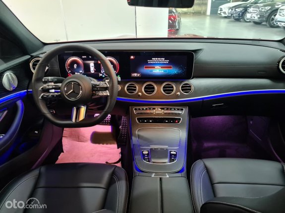 Mercedes-Benz E300 AMG V1 2022 - Màu đỏ, siêu lướt chính hãng