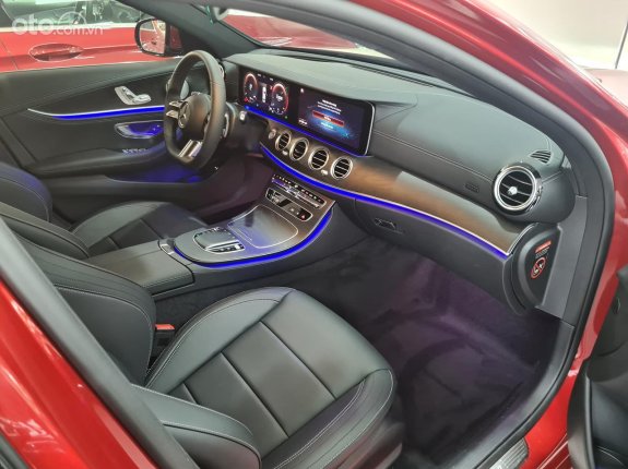 Mercedes-Benz E300 AMG V1 2022 - Màu đỏ, siêu lướt chính hãng