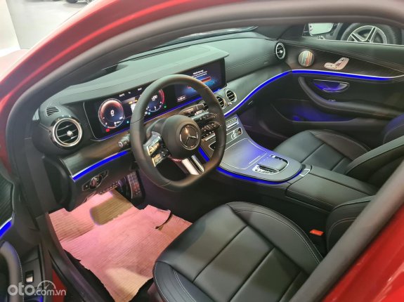 Mercedes-Benz E300 AMG V1 2022 - Màu đỏ, siêu lướt chính hãng