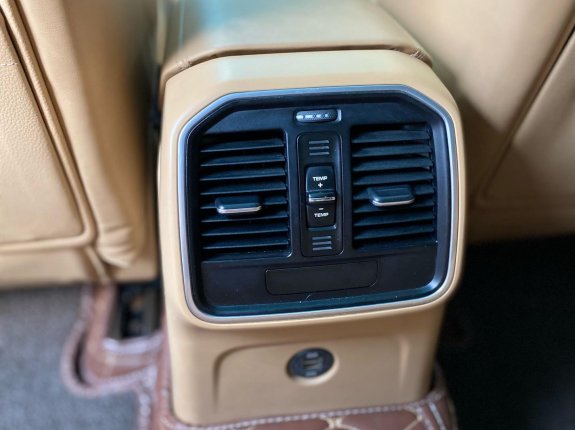 Porsche Macan tiêu chuẩn 2016 - Model 2017