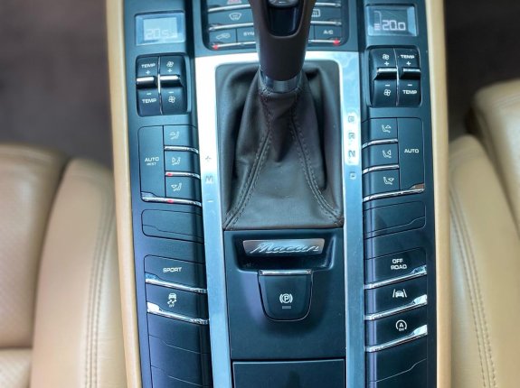 Porsche Macan tiêu chuẩn 2016 - Model 2017