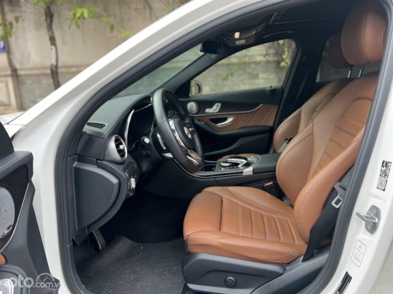Mercedes-Benz C300 AMG 2019 - Nội thất nâu, option hơn 200tr
