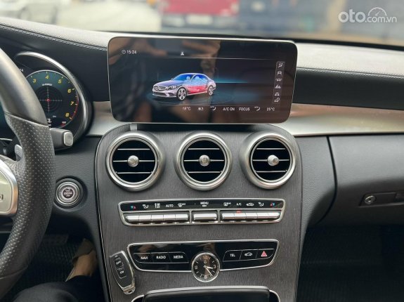 Mercedes-Benz C300 AMG 2019 - Nội thất nâu, option hơn 200tr