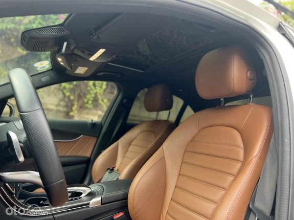 Mercedes-Benz C300 AMG 2019 - Nội thất nâu, option hơn 200tr