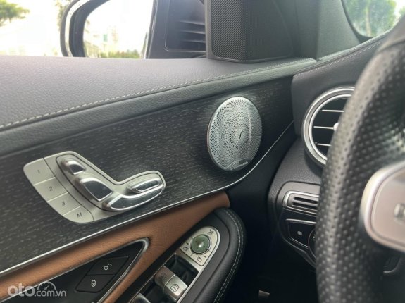 Mercedes-Benz C300 AMG 2019 - Nội thất nâu, option hơn 200tr