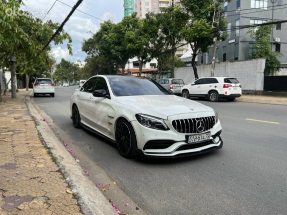 Mercedes-Benz C300 AMG 2019 - Nội thất nâu, option hơn 200tr