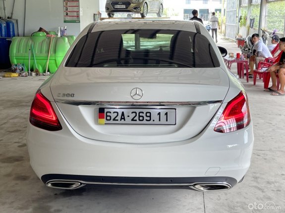 Mercedes-Benz C200 Exclusive 2022 - Màu trắng, nội thất kem