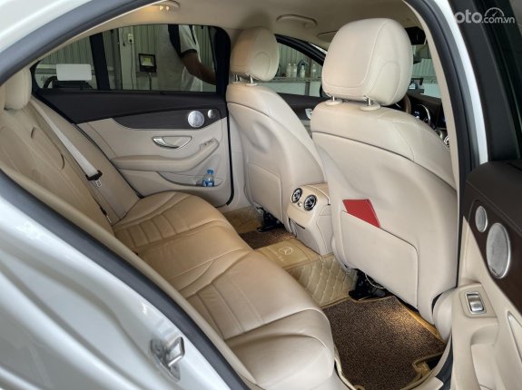 Mercedes-Benz C200 Exclusive 2022 - Màu trắng, nội thất kem