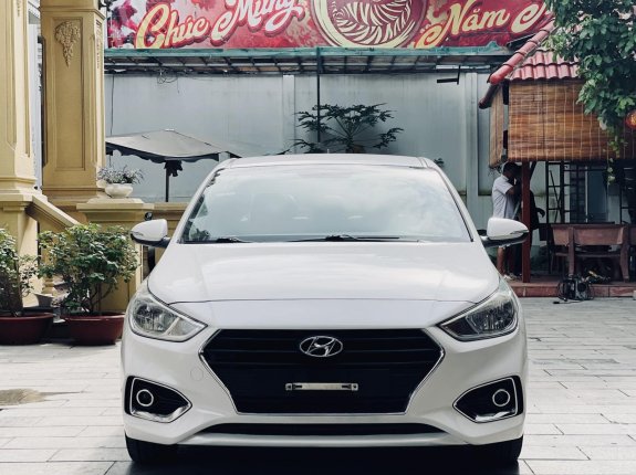 Cần bán xe màu trắng