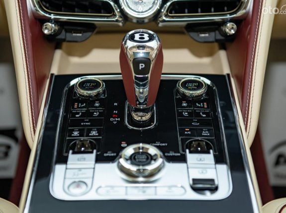 Bentley Flying Spur V8 2021 - Xe màu đỏ