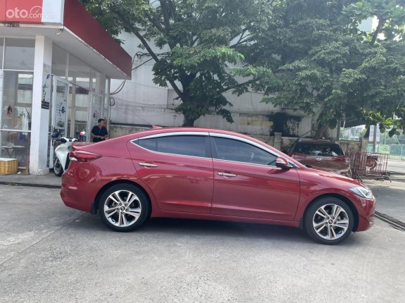 Hyundai Elantra 2018 - Cần bán gấp xe