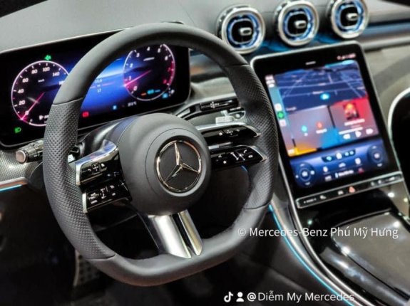 Mercedes-Benz C300 AMG 2023 - Giảm 50% trước bạ, màu trắng giao ngay