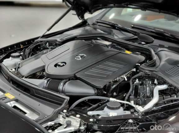 Mercedes-Benz C300 AMG 2023 - Giảm 50% trước bạ, màu trắng giao ngay