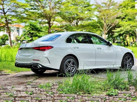 Mercedes-Benz C300 AMG 2023 - Giảm 50% trước bạ, màu trắng giao ngay