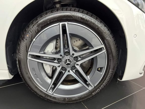 Mercedes-Benz C300 AMG 2023 - Giảm 50% trước bạ, màu trắng giao ngay