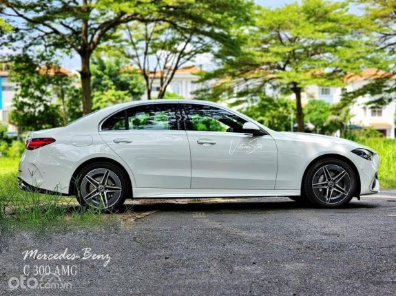 Mercedes-Benz C300 AMG 2023 - Giảm 50% trước bạ, màu trắng giao ngay