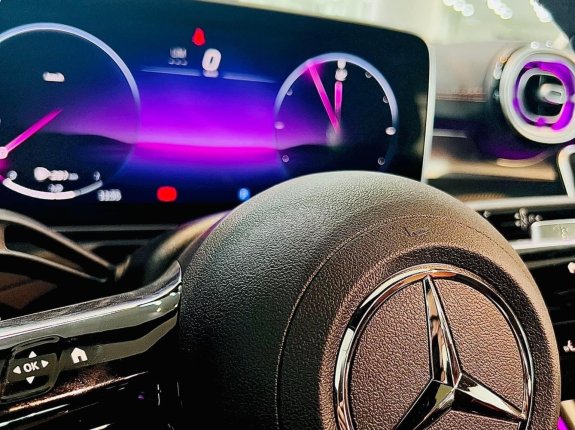 Mercedes-Benz C300 AMG 2023 - Giảm 50% trước bạ, màu trắng giao ngay