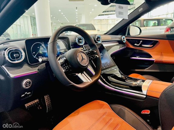 Mercedes-Benz C300 AMG 2023 - Giảm 50% trước bạ, màu trắng giao ngay
