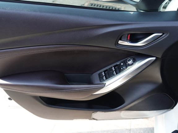 Mazda 6 2.0 AT 2018 - Xe màu trắng