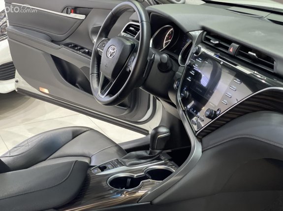 Toyota Camry 2.5Q 2020 - Nhập Thái, màu trắng