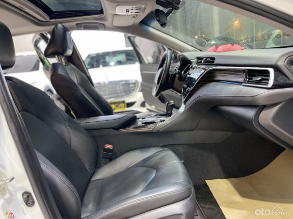 Toyota Camry 2.5Q 2020 - Nhập Thái, màu trắng
