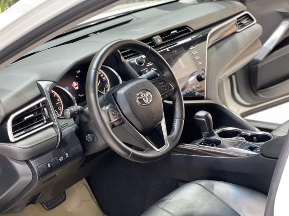 Toyota Camry 2.5Q 2020 - Nhập Thái, màu trắng