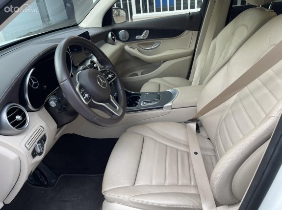 Mercedes-Benz GLC 300 4Matic 2020 - Ngoại thất màu trắng, dòng xe sang trọng đẳng cấp