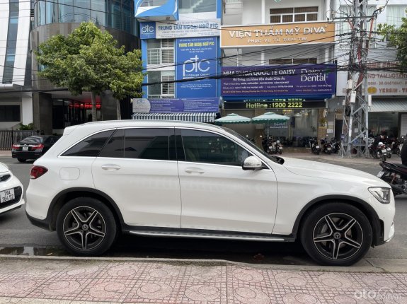 Mercedes-Benz GLC 300 4Matic 2020 - Ngoại thất màu trắng, dòng xe sang trọng đẳng cấp