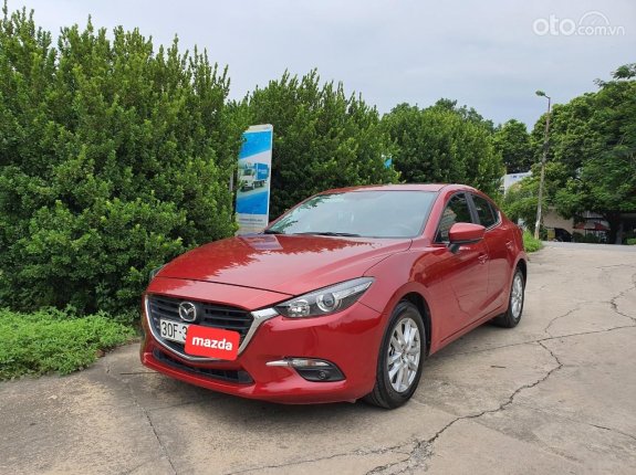 Xe màu đỏ nổi bật