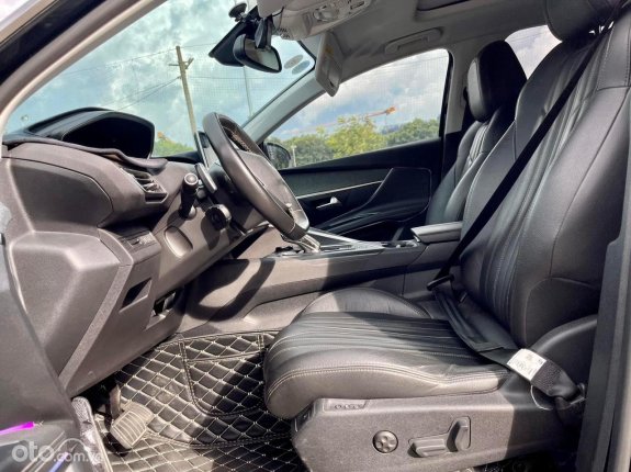 Peugeot 5008 2018 - Màu đen full option