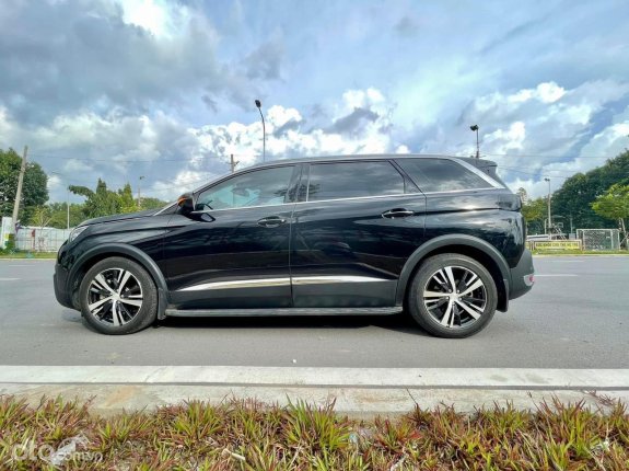 Peugeot 5008 2018 - Màu đen full option