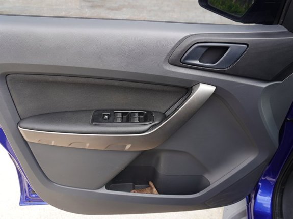 Ford Ranger XLS 2.2 4x2 AT 2017 - Màu xanh, xe nhập, giá 528tr