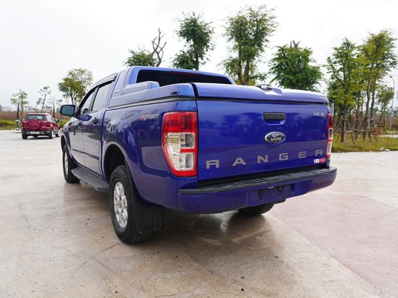 Ford Ranger XLS 2.2 4x2 AT 2017 - Màu xanh, xe nhập, giá 528tr