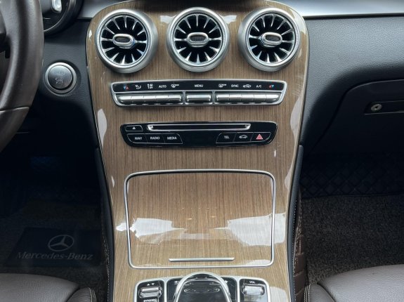 Mercedes-Benz GLC 250 4Matic 2019 - Xe đẹp, giá tốt, trang bị full options