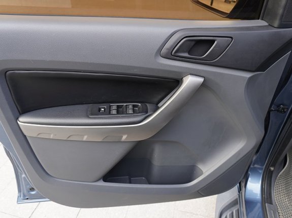 Ford Ranger XLS 2.2L 4x2 MT 2016 - Ford Ranger XLS 2.2L 4x2 MT 2016