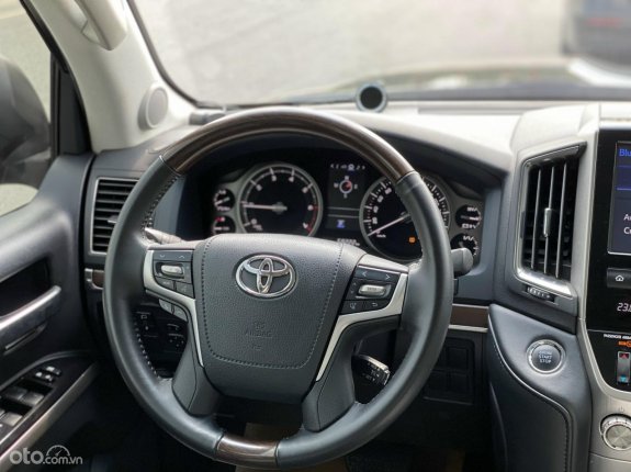 Toyota Land Cruiser VX 4.6 V8 2019 - Tên công ty, biển Hà Nội