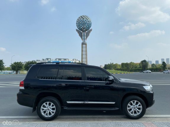 Toyota Land Cruiser VX 4.6 V8 2019 - Tên công ty, biển Hà Nội