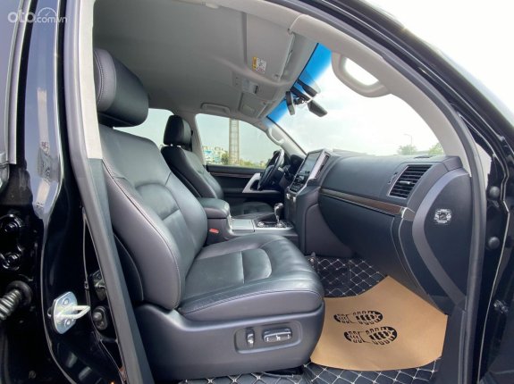 Toyota Land Cruiser VX 4.6 V8 2019 - Tên công ty, biển Hà Nội
