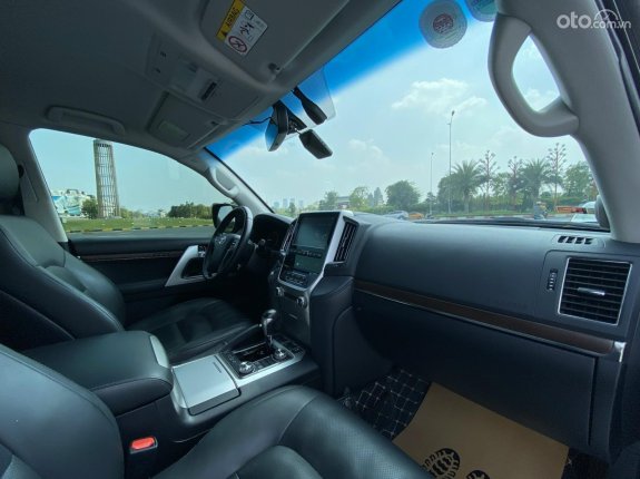 Toyota Land Cruiser VX 4.6 V8 2019 - Tên công ty, biển Hà Nội