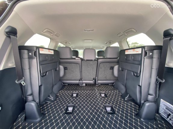 Toyota Land Cruiser VX 4.6 V8 2019 - Tên công ty, biển Hà Nội