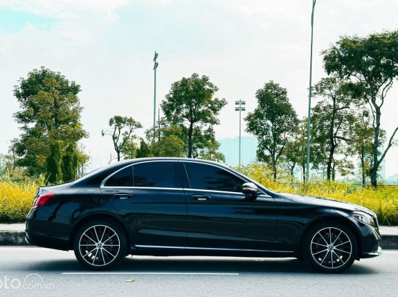 Mercedes-Benz C200 Exclusive 2020 - Màu đen, biển HN