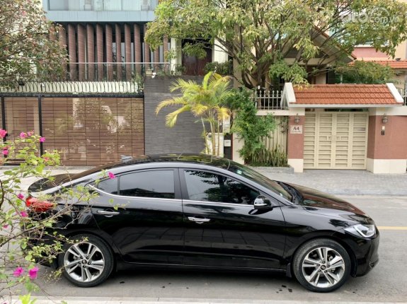 Hyundai Elantra Phiên bản khác 2019 - Màu đen, biển Hà Nội