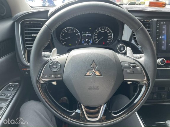 Mitsubishi Outlander 2.0 CVT Premium 2022 - Đi chuẩn 10 ngàn kilomet