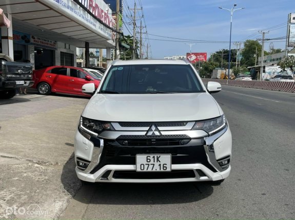 Mitsubishi Outlander 2.0 CVT Premium 2022 - Đi chuẩn 10 ngàn kilomet
