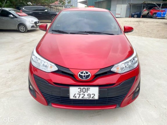 Xe màu đỏ