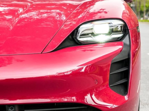 Porsche Taycan Turbo 2021 - Màu đỏ Carmine Red