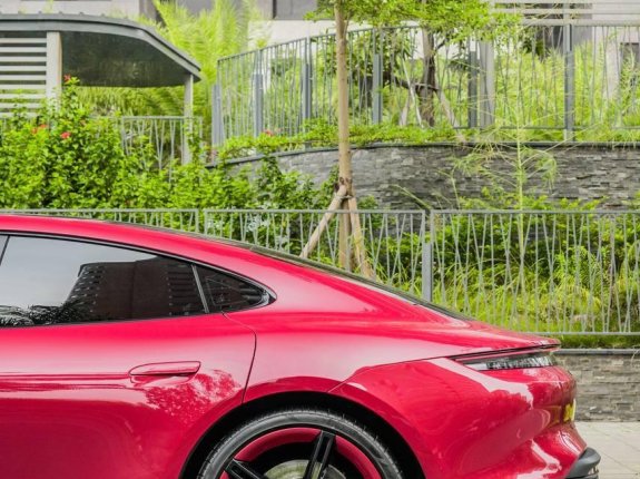 Porsche Taycan Turbo 2021 - Màu đỏ Carmine Red